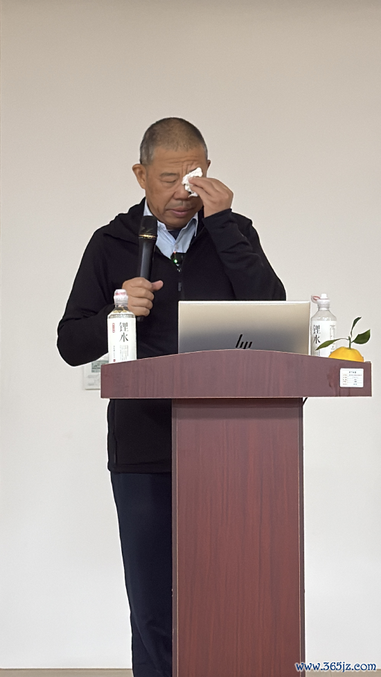 云开体育　　现场有记者拿起钟睒睒的母亲-开云app官网入口网址·(中国大陆)官方网站